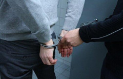 【動画】大阪府警、迷惑配信者にガチギレ配信中に手錠をかけて逮捕