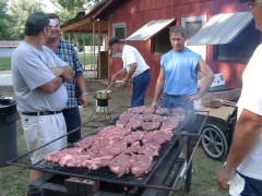 【画像】おっさんだらけのBBQと美女が焼くBBQ、あなたはどっち？