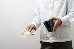 元妻へ養育費を４万円払っていて生活費を１万円しかくれない夫