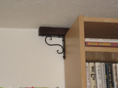 警察から電話が来た。刑事「ご自宅の事故で重傷者が２名います。お気の毒ですが…,,」　→　1人は嫁で、もう1人は嫁友旦那。なんで棚が倒れて来たんだろう？