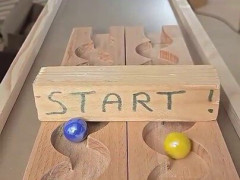 青と黄色のビー玉、どっちに賭ける？手作りコースで先を行く青と追う黄色、勝負は最後のすり鉢で【海外の反応】