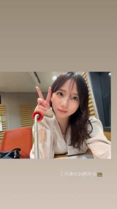 日向坂46OG齊藤京子、バストをテーブルで休ませてしまう