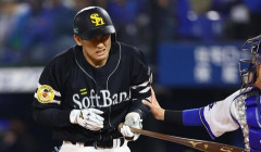 【ハマスタ騒然】ソフトバンク・山本祐大、馬場の150キロの直球が左手首直撃…苦悶の表情で治療→プレー続行→その後交代