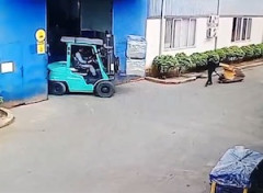 【動画】大急ぎのフォークリフトが起こした死亡事故。