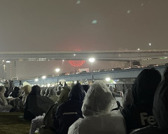 【悲報】東京湾花火大会、有料席を首都高の前に設置して炎上w w w \