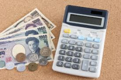 食費の考え方で悩んでいる。食べきれる少なめを確実に買うか、割に合って量が多いものを買うか。外食を含む月に2万円の食費は安すぎるのだろうか？