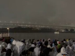 【地獄】雨の中開催された「東京湾大華火」がヤバすぎ！5000円の有料席からの景色がコチラ