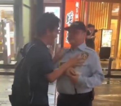 【動画】警備員に喧嘩を売ったオッサン、カツラをズラされてTKO負けｗｗｗｗｗ
