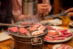 【謎】女さん4人で焼肉にいって16000円でした。1人が株主優待券8000円出したらどーなるでしょう？