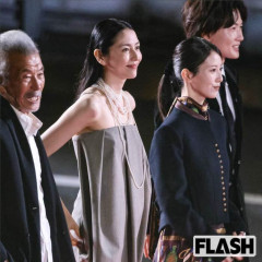 【画像】長澤まさみ（39）、隣の浜辺美波（26）が着たらストンと下に落ちそうなドレスで登場！！