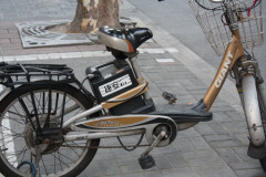 駐輪中の電動自転車が突然ロケット化！！！　よりによってサドルから数メートルの火柱ｗｗｗ