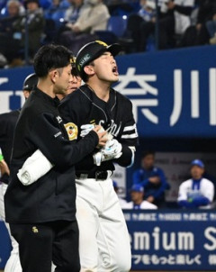 「明日も出たい」古巣相手に左前腕部に死球…ソフトバンク山本祐大が状態を説明　患部には包帯も