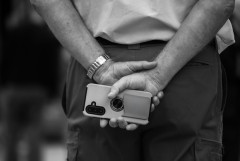 お前ら散歩するときスマホ触る？