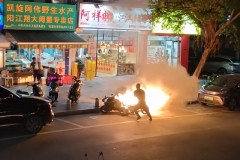 中国内で、道路脇に停めてあった電動自転車が突然炎上、サドル部分から数メートルの火柱 ［10/25］