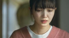 久保史緒里の背後に現れる“あの”影…　“ネット発の都市伝説”を映画化　「巨頭オ」予告映像