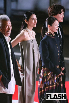 長澤まさみ（39）、隣の浜辺美波（26）が着たらストンと下に落ちそうなドレスで登場
