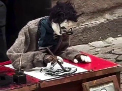 糸で操る人形に筆を持たせ、紙に顔の絵を描かせる路上の人形使い「腹腔鏡手術の先生になれる」【海外の反応】