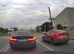 【動画】ウクライナのガソリンスタンドにドローンが突っ込む瞬間のドラレコ。