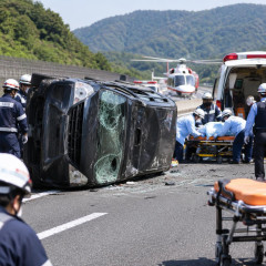 中央道で2家族8人が乗る車が横転 子ども含む8人搬送 20代の母親が死亡   #岐阜 |  アルファードやボクシーだとしても1人多くね