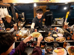 外国人「奥さんが夫を支えてる」日本の屋台のオーナーが家族と一緒に料理してる