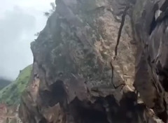 【動画】巨大落石で道路が完全に塞がれてしまう瞬間。