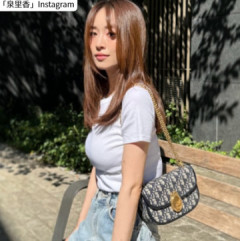 「破壊力えぐ！！」“サッカー日本代表選手”のモデル妻、ミニTシャツ姿が「スタイルよすぎ」「二度見した」