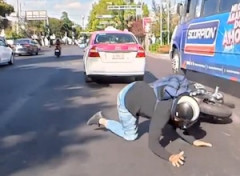 【動画】これは避けられぬ。目の前で事故ったすり抜けバイカーを轢いてしまうバイクの車載。