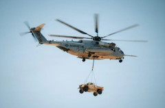 空中給油しながら「車両2台を吊り下げ搬送」 もはやワケが分からない米軍怪力ヘリのスゴい訓練！