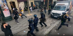 フランス警察さんようやく暴動起こしてる奴らボコボコにしてOKの命令が出てウキウキ