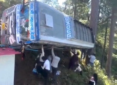 【動画】谷底に転落しかけたバスからの恐怖の脱出劇。