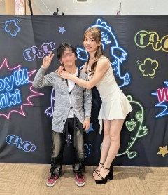 【画像】瀬戸環奈（セトカン）、チビのおじさんにも優しい模様wwwwwwwwww