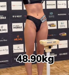 【画像】女子格闘家さん、マ〇コギリギリきわどすぎる水着で計量をクリアｗｗｗｗｗｗｗｗ