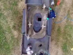 羊が首だけ出して楕円の水槽をぐるぐる回る、投稿タイトルは「脱水中の服」【海外の反応】