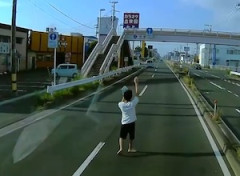 【動画】ヤク中？裸足で国道4号のド真ん中を歩く男に遭遇したドラレコ。