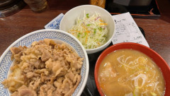 【悲報】最近の吉野家、軽く晩メシを食うだけで1000円オーバー