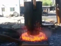 真っ赤に焼けた金属の塊に巨大ハンマーが落ちてくる、音が無くても「ビクッとなる」映像【海外の反応】