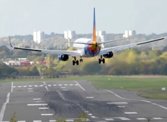 【動画】バーミンガム空港への着陸で滑走路を逸れてしまうボーイング737-800。