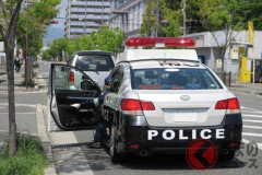 【悲報】パトカーが隣に止まった場合、目を合わせないと逮捕されるよう😭