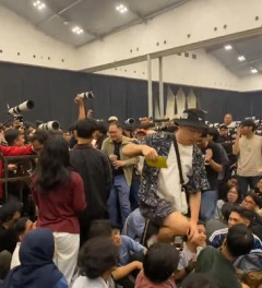 AKB48最前列管理おじさん、インドネシアでも同じ事をしようとしてボコボコにされ無事国際問題へ