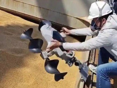 穀物の山に下ろされたロボット、らせんの羽根で粒をはね上げて走り回る「サハラ砂漠には放すなよ」【海外の反応】