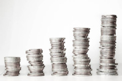 私「彼からプロポーズして頂きました」彼父「そうか。では結納金は500万ほど用意して」私「！？」彼父「貯金はどれくらいあるの？ご両親に財産は？」私「！？」　→　彼に結婚の保留を伝えたが….,,