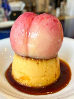【画像】プリンに桃を丸ごと一個載せた’映え’スイーツが美味そうすぎて大人気ｗｗｗｗｗｗ