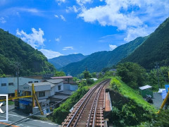 外国人「息子が日本の電車が大好き」Abao Ambienceが自然の音だけで岐阜の風景を映してる