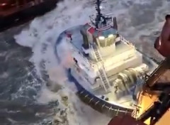 【動画】ドイツの港で大型クルーズ船とコンテナ船が接触する事故。