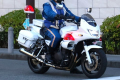 白バイで一時停止違反のネズミ捕りしてる警官ってどんな気分で勤務してんの？