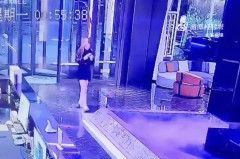 【朗報】 歩きスマホまんさん、危険性に気がつく・・・
