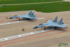 中国海軍、陸上基地でのJ-11艦載戦闘機の離着陸訓練を実施！