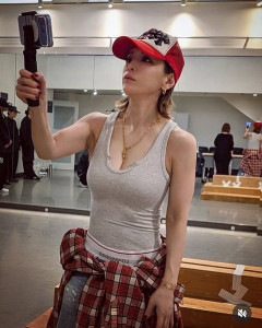 【画像】浜崎あゆみ、引き締まった肉体美を披露！投稿に驚きの声「すごい努力の筋肉」「身体バッキバキやん！」