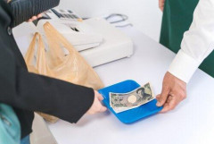 【悲報】いまだに現金払いのみ奴の正体