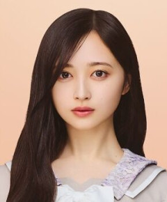 井上和、レッドカーペットでツーショ撮影+サインしたことで炎上
